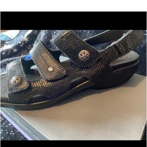 Aravon black sandals new in box